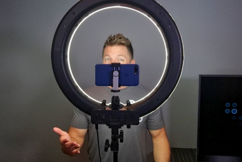 How LED Ring Lights with a Stand Transform Your Smartphone Pictures How LED Ring Lights with a Stand Transform Your Smartphone Pictures