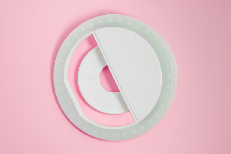 How to Use a Clip-On Selfie Light?